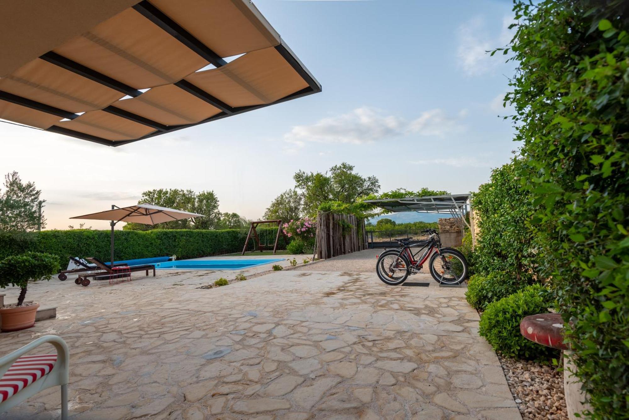 Cozy Country With Heated Outdoor Pool Holiday home